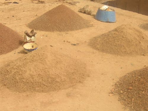 les femmes font du commerce de sable