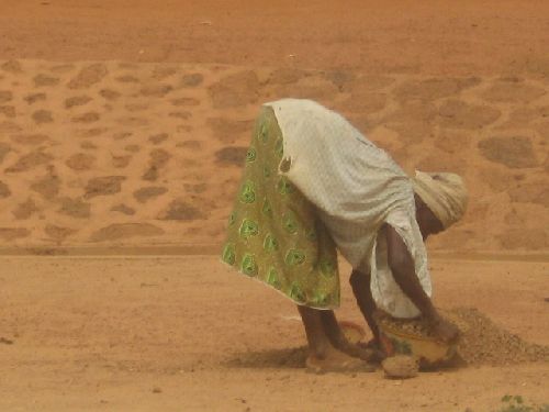 les femmes font du commerce de sable