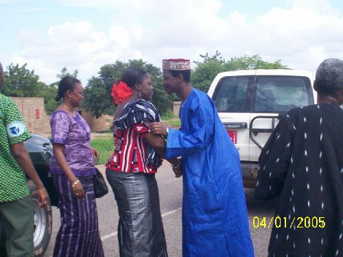 Le Larlé Naaba accueillant le gouverneur du plateu central, Ruth Yaméogo