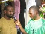 J'interviewe un artisan Nigérien qui exposait à la SNC 2008