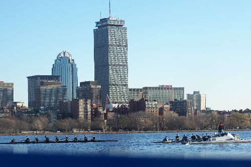 Au fond, les buidings bostoniens et au premier plan, entraînement d\'aviron