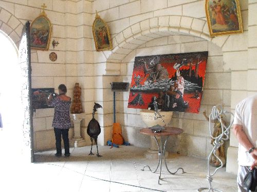 l'art profane s'expose dans l'eglise de Creyssac (24) dans le cadre de la journée 