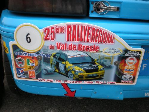 La plaque du rallye sur la clio 