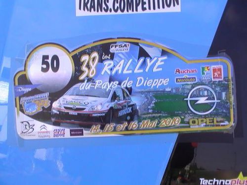 Plaque du Rallye de Dieppe 2010 sur la clio (LUDO)