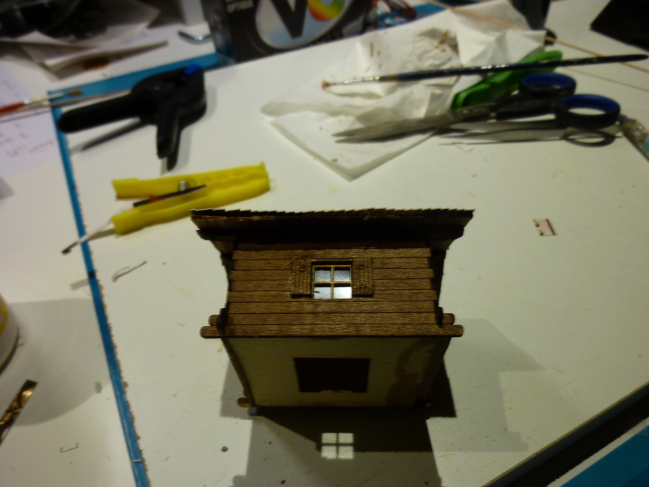 petit grenier (mazot) en construction: peinture et fabrication des tavallions tuiles en bois