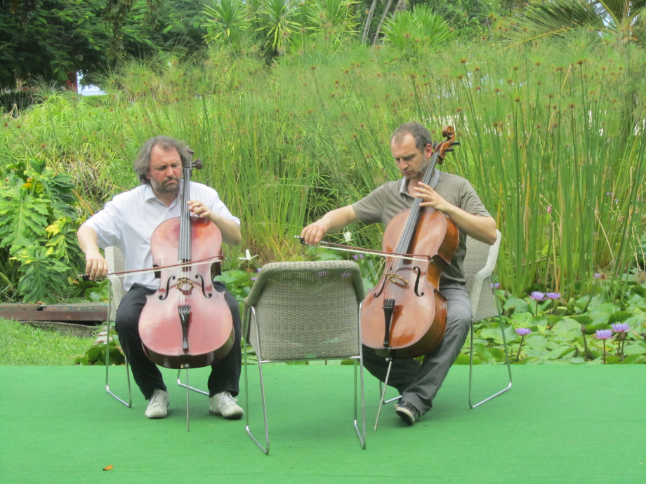 Pour la presse dans les jardins de l'Hôtel Le Méridien Tahiti.jpg