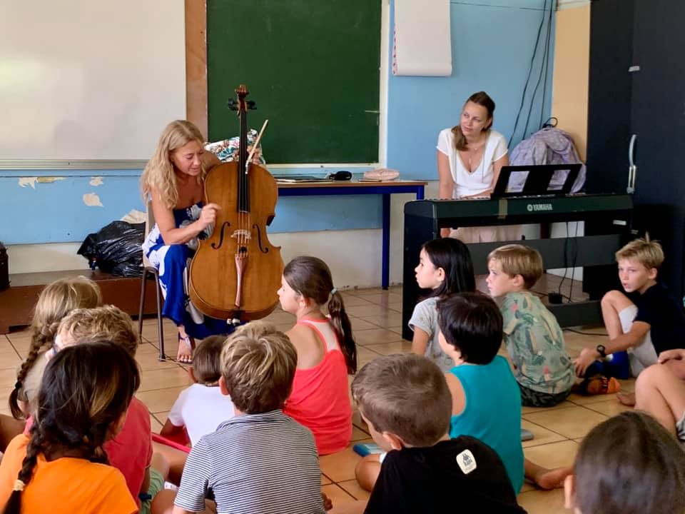 Velitchka et le violoncelle CHAM.jpg