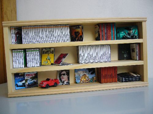 mini bibliothèque pour un fan de BD et de Porsche