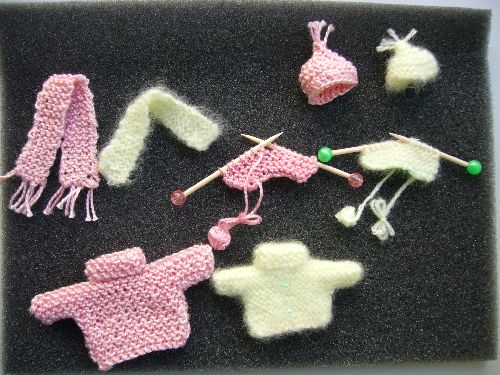 deux minis tricots : le rose en coton perlé aiguilles n°2, le jaune et vert  en laine mohair aiguilles n°1.5