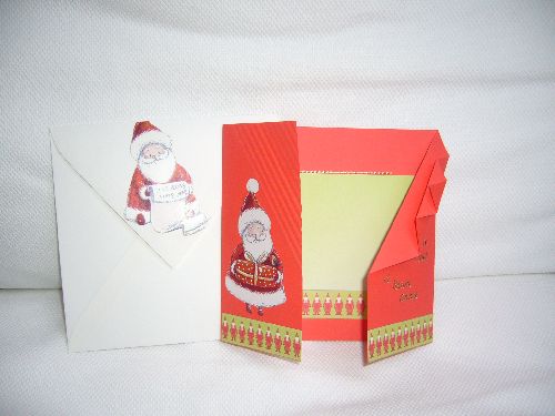 carte avec papier scrapbooking( les petits pères noël) et papier cadeau (le père noël répété sur l'enveloppe)