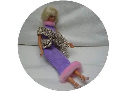 poupée Barbie avec accessoires faits au crochet