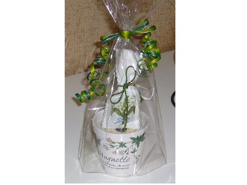 Petit sachet senteur muguet brodé, le tout emballé sur une jolie bougie personnalisée