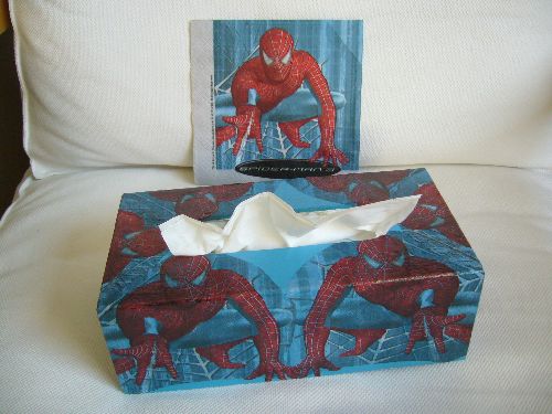 boîte de mouchoirs recouverte de serviettes en papier SPIDERMAN (sans oublier la couche de peinture à la bombe en support  de base) 