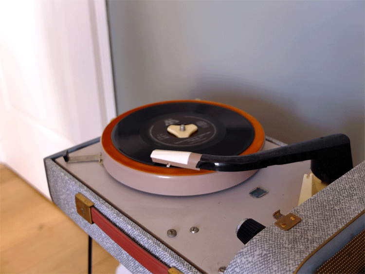Cut-by-fred-tourne-disque.gif