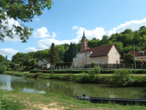 Le village d'Eclusier-Vaux