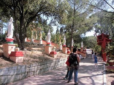 des statues colorées et souriantes