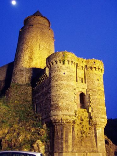 Le Château de Josselin en nocturne. 