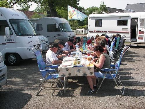 Les Bédouins profitent du soleil. 