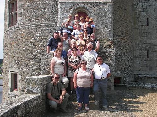 Petite photo de groupe devant le Château de Josselin. 