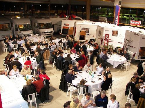 Le Hall d'Expo transformé en un immense restaurant.