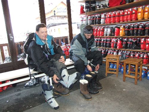 Séance d'essayage des chaussures de ski ; passage obligatoire.