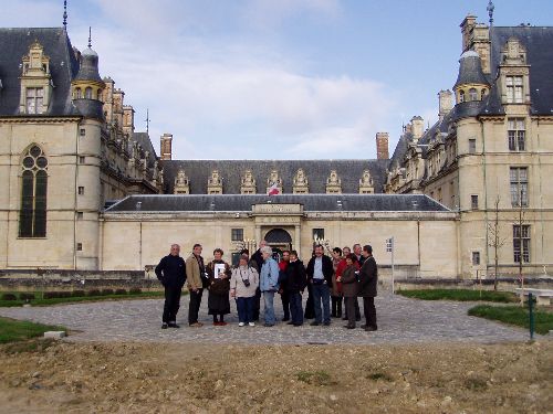 Le groupe devant le Château d'Ecouen.