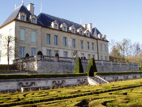 La construction du château d'Auvers sur Oise s'est terminée en 1635.
