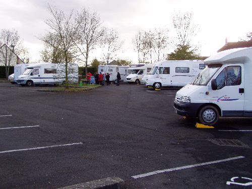 Stationnement des camions sur le parking du château d'Auvers sur Oise.