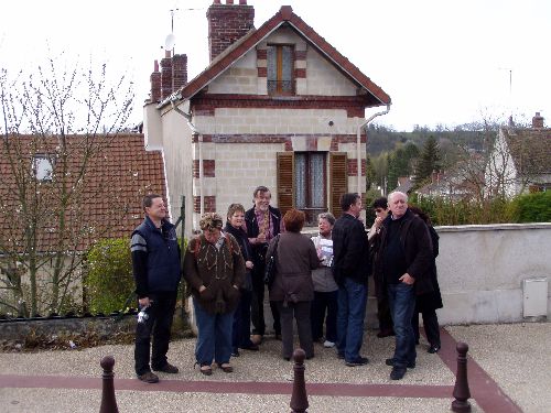 Une partie du groupe devant l'ancienne demeure de Jean GABIN.