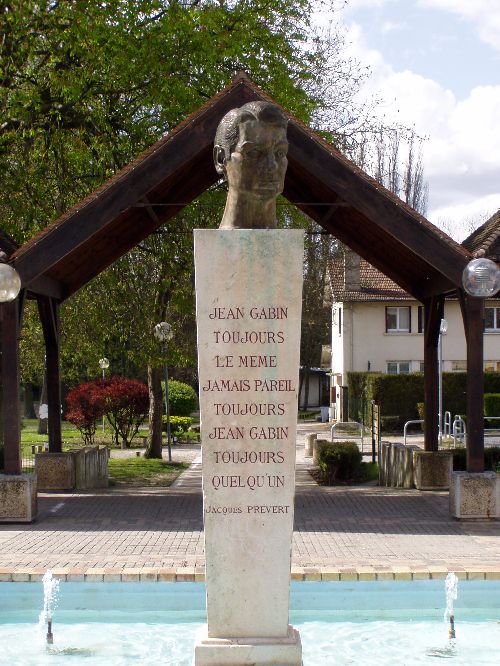 Jolie phrase de Jacques Prévert sur la Place Jean GABIN.