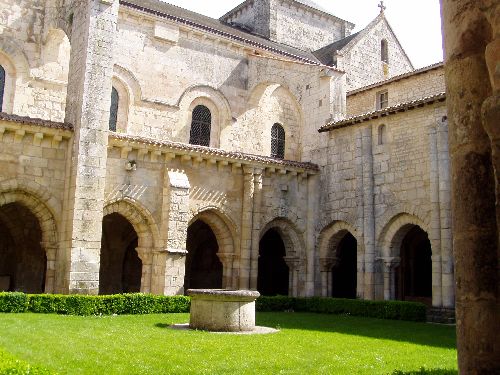 Très jolie Abbaye à Nieul sur l'Autise.