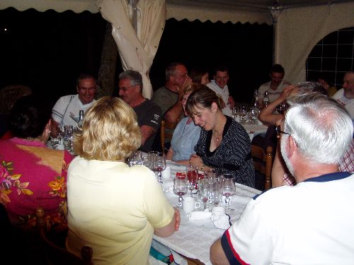 Bonne ambiance lors du dîner au restaurant.