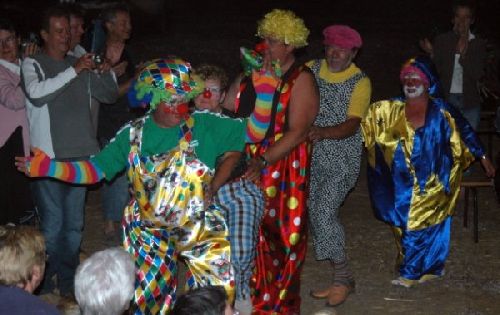 La farandole des clowns parmi le public.