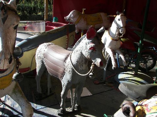 Manège de chevaux de bois de 1950.