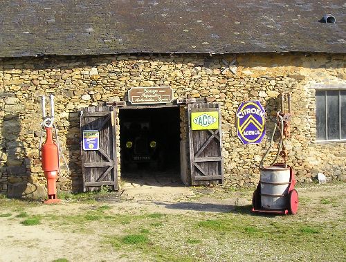 Le vieux garage du village.