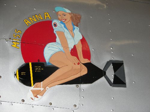 Miss Anna sur un gros avion de guerre...