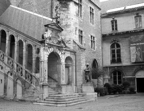 Dijon : la cour du musée des Beaux-Arts
