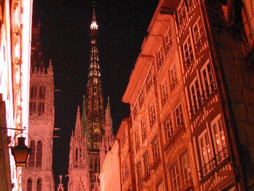 Rouen : la rue du Gros Horloge et la flèche de la cathédrale