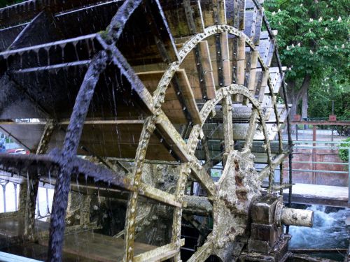 Une roue à eau