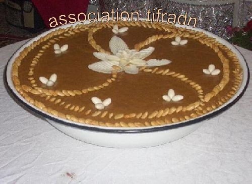 Labsiss symbole du mariage ( gâteau décoré avec des amandes grillées ) 