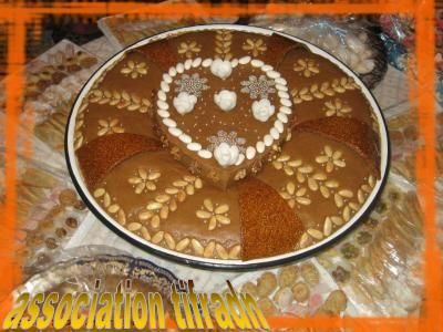 Labsiss symbole du mariage ( gâteau décoré avec des amandes grillées, tel gâteau telle mariée )