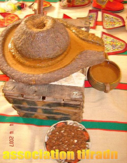 Moulin en pierre taillée pour moudre les amandes grillées 