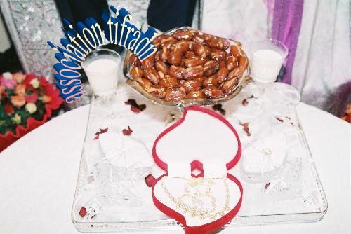 Dattes fourrées de graine de noix à côté deux verres de lait destinés aux jeunes mariés pendant la cérémonie de remise de collier en guise de gadeau à la mariée 