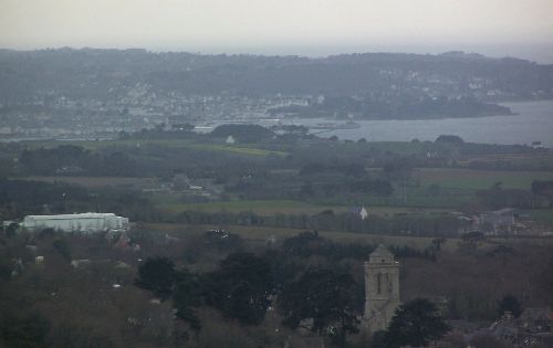 malgré une brume matinale on distingue Douarnenez et son port.