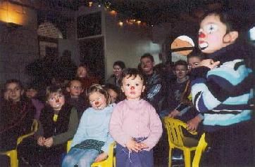 Des petits clowns attentifs à Inghem (62), le Dimanche 19 Décembre 2004.