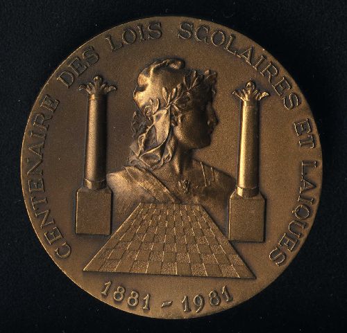 avers Médaille maçonnique du centenaire des lois scolaires 1981 - Avers  Masonic medal of the centenary of the school laws 1981 -