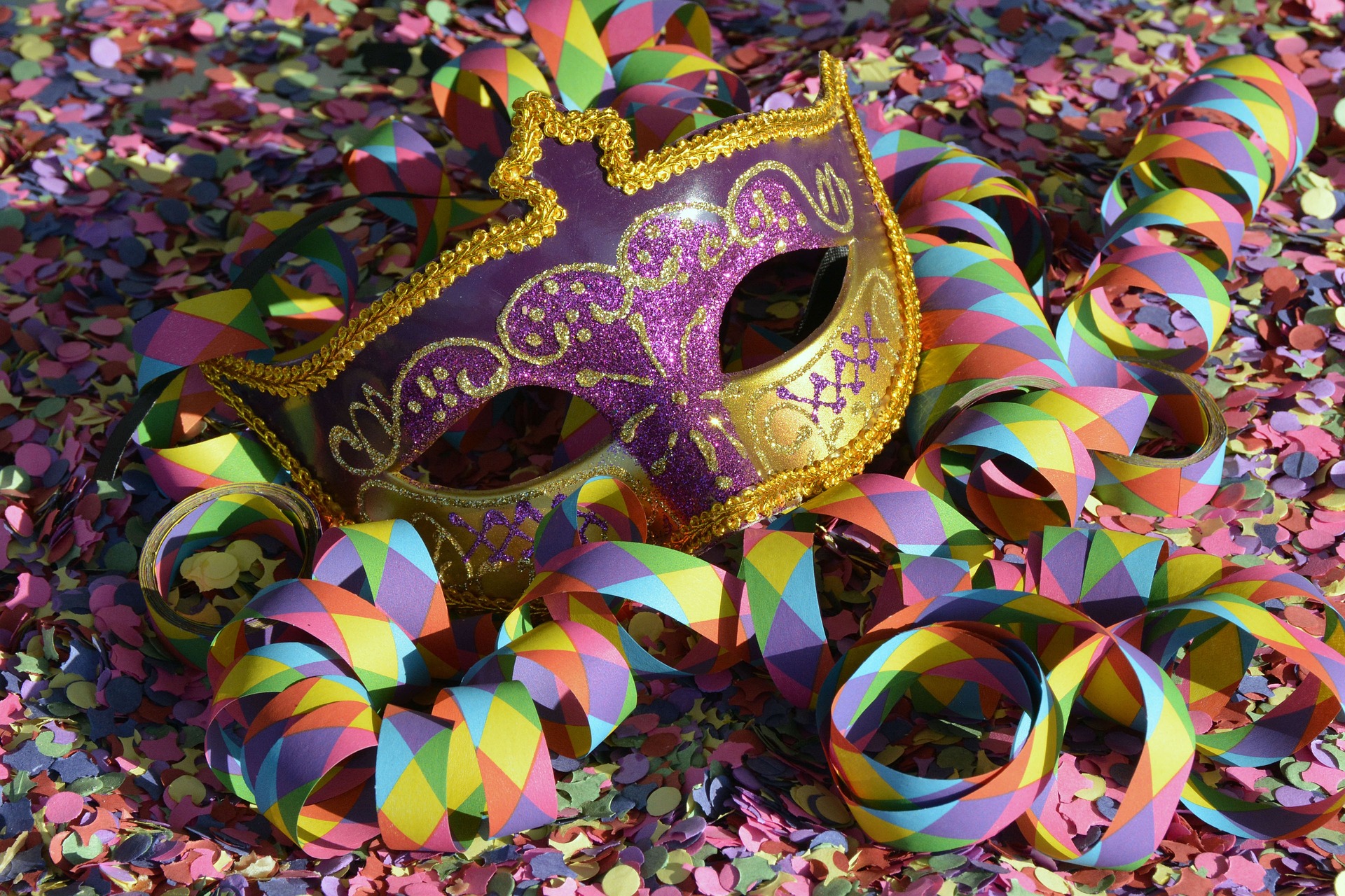 masquer carnaval confetti streamer multicolore
