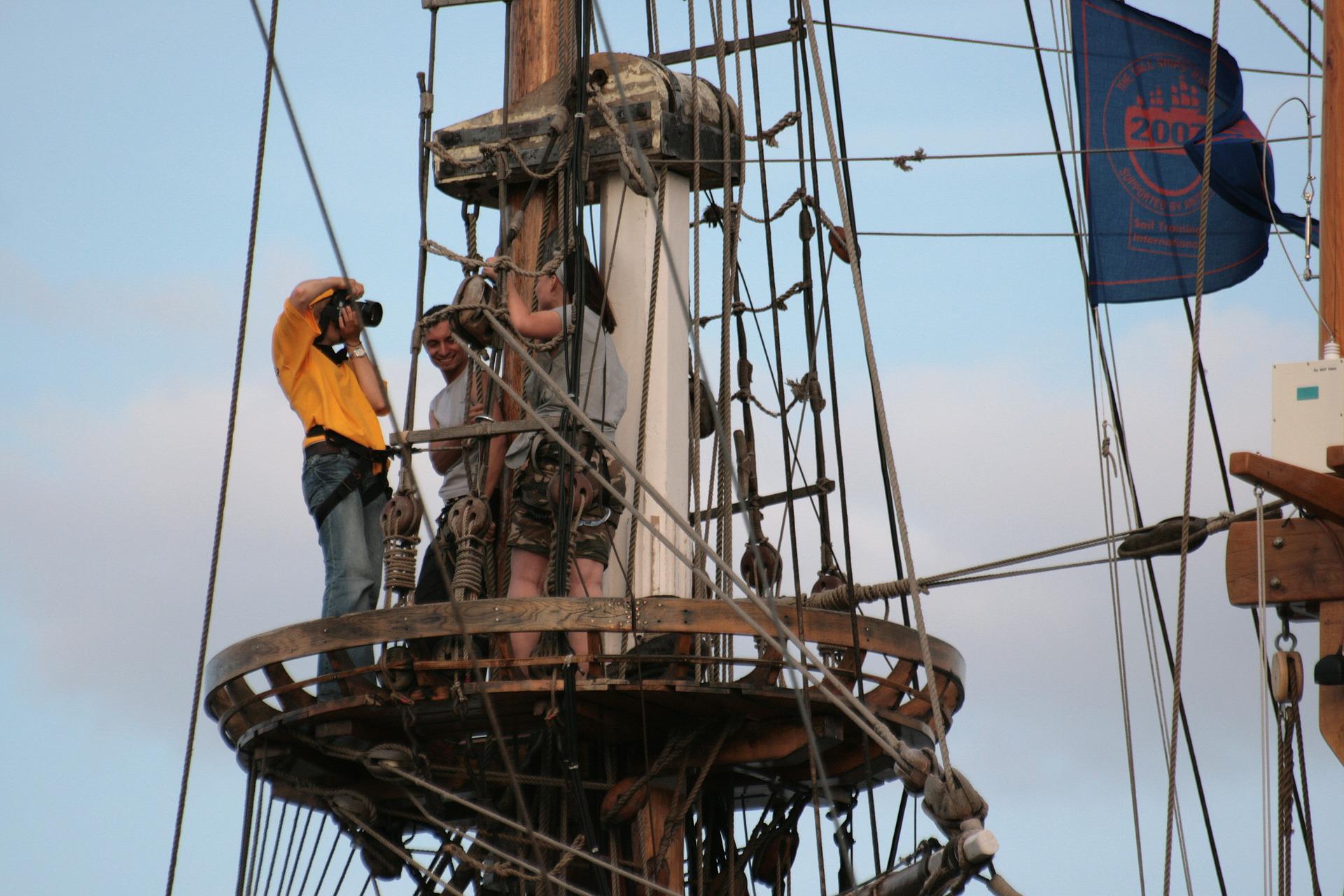 Touristes Mât Ciel Soiirée Voyage Des Nuages Yacht -  Pirate selon