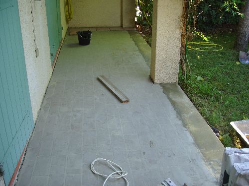 Terrasse après ragréage léger et ceinturage béton