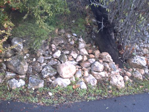 Mur en pierres de récupérations avant travaux